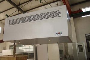 潔凈層流罩有風(fēng)機(jī)內(nèi)裝和風(fēng)機(jī)外接兩種，安裝方式有懸掛式和落地支架式兩種